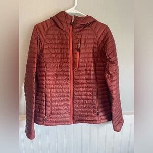 L.L.Bean maroon 850 down jacket with hood. Size medium